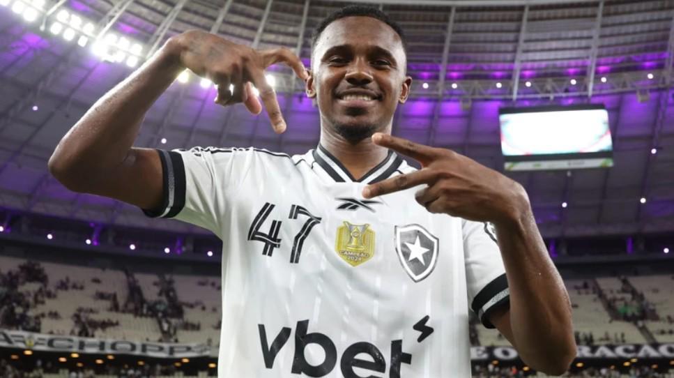 记者：热菲尼奥在辽宁铁人的年薪为160万美元，外加绩效奖金